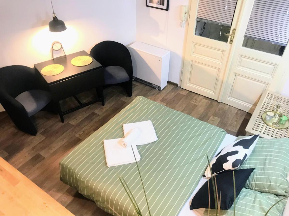 Fun Tiki Vibe / Charles Bridge / Netflix Apartment Prag