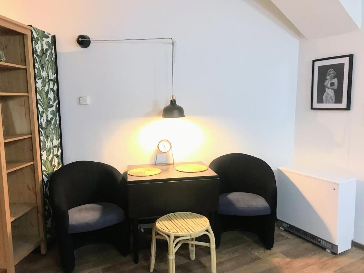 Fun Tiki Vibe / Charles Bridge / Netflix Praag