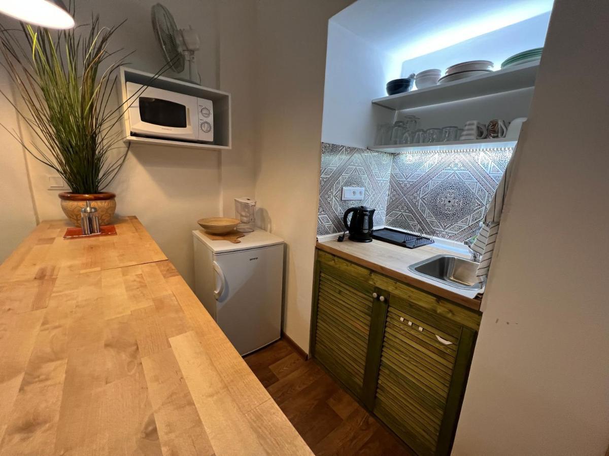 Fun Tiki Vibe / Charles Bridge / Netflix Praag