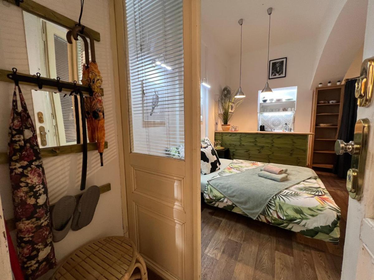 Fun Tiki Vibe / Charles Bridge / Netflix * Praag