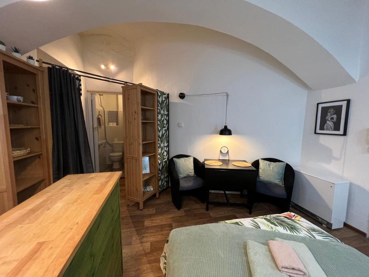 Fun Tiki Vibe / Charles Bridge / Netflix Praag